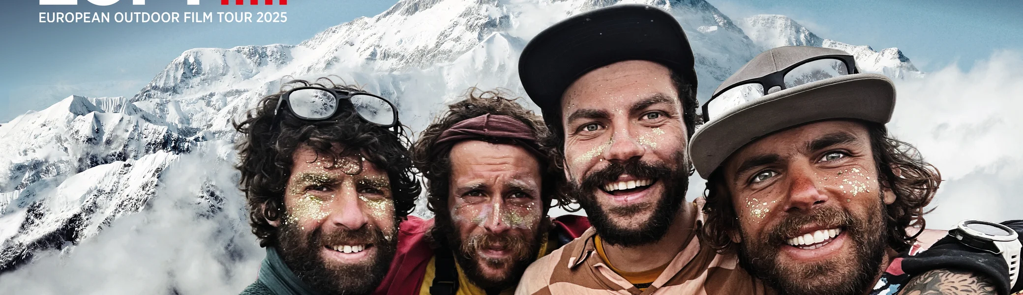Das Titelbild der EOFT 2025. Vier Männer umarmen sich und schauen lächelnd in die Kamera. Im Hintergrund ist eine schneebedeckte Bergkulisse zu sehen.  | © Christophe Tricou, Quelle: EOFT Media Hub