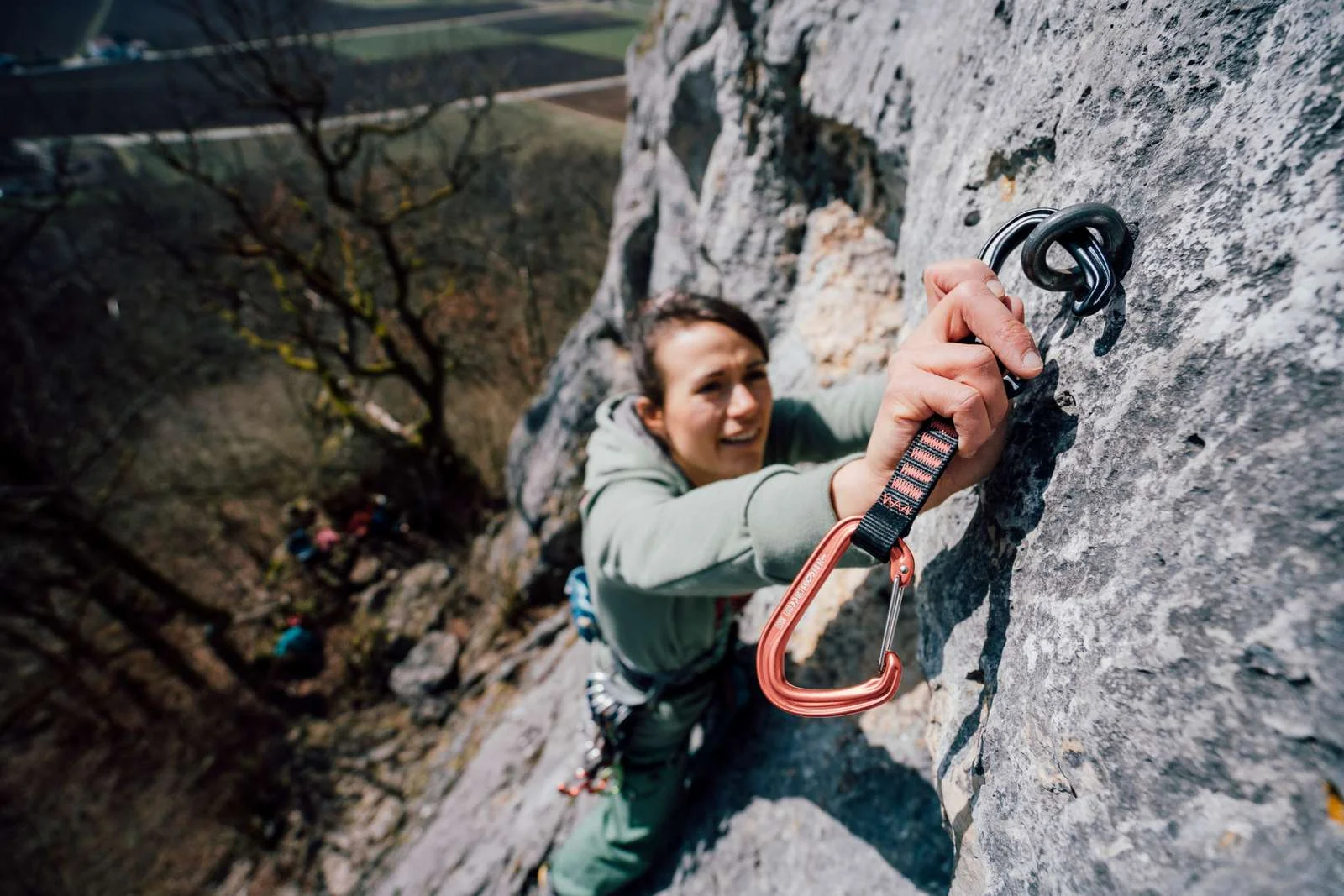 Einhängen der Zwischensicherung | © DAV/Julian Rohn Einhängen der Zwischensicherung | © DAV/Julian Rohn