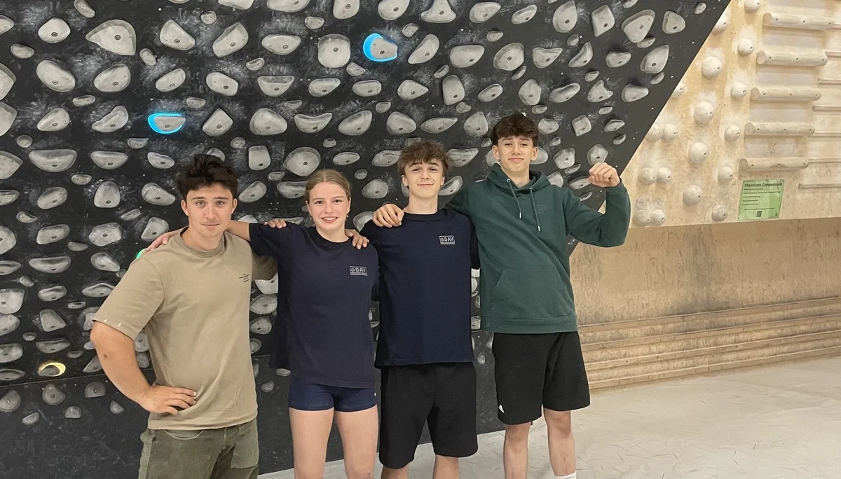 Braunschweiger Athlet*innen aus dem Landeskader Nord (v.r. Oscar Pongratz, Jonas Körner, Lea Voigt) mit Braunschweiger Landestrainer Lars Wagner im Greifhaus | © Matthias Körner