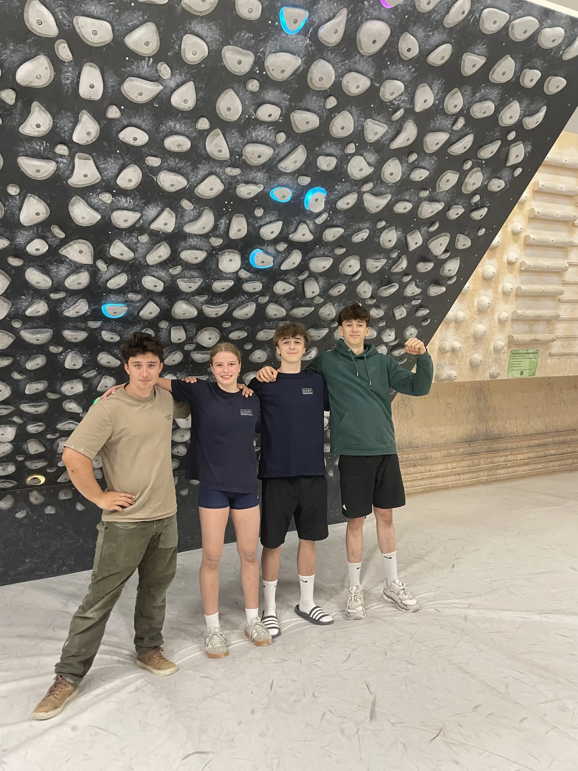 Braunschweiger Athlet*innen aus dem Landeskader Nord (v.r. Oscar Pongratz, Jonas Körner, Lea Voigt) mit Braunschweiger Landestrainer Lars Wagner im Greifhaus | © Matthias Körner