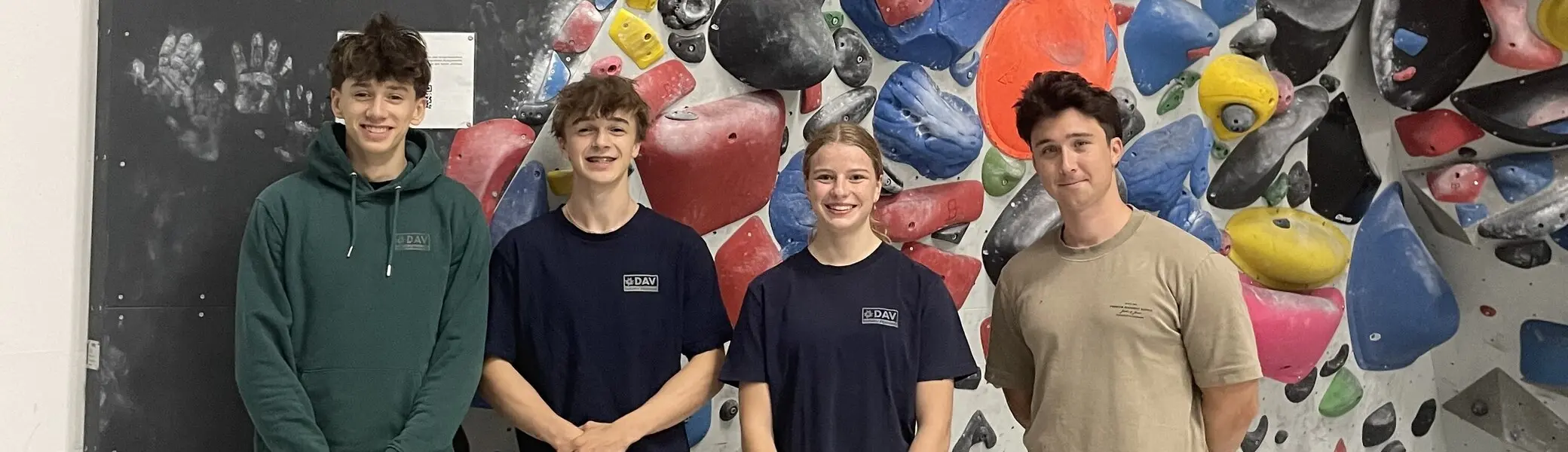 Braunschweiger Athlet*innen aus dem Landeskader Nord (v.l. Oscar Pongratz, Jonas Körner, Lea Voigt) mit Braunschweiger Landestrainer Lars Wagner im Greifhaus | © Matthias Körner