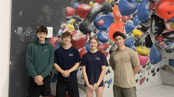 Braunschweiger Athlet*innen aus dem Landeskader Nord (v.l. Oscar Pongratz, Jonas Körner, Lea Voigt) mit Braunschweiger Landestrainer Lars Wagner im Greifhaus | © Matthias Körner