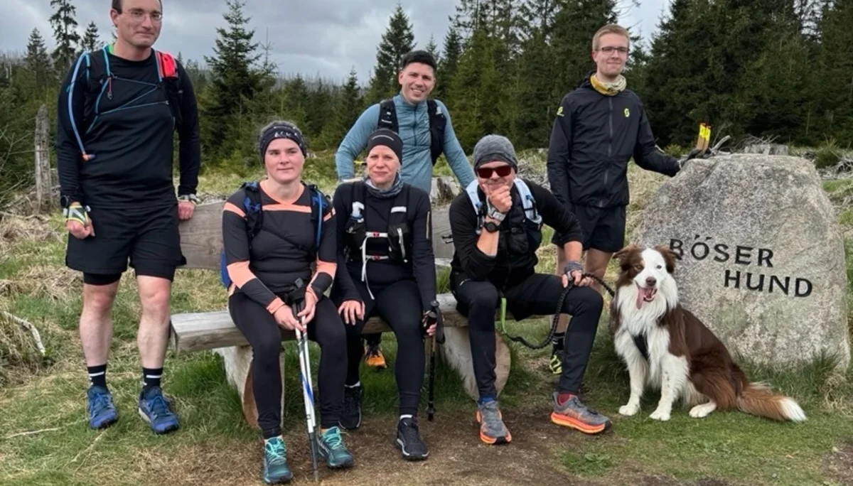 Gruppenfoto von sechs Läufer*innen der Trailrunninggruppe und ein Hund | © Tom Engel