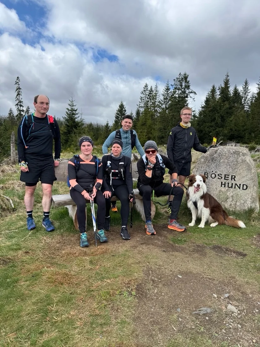 Gruppenfoto von sechs Läufer*innen der Trailrunninggruppe und ein Hund | © Tom Engel
