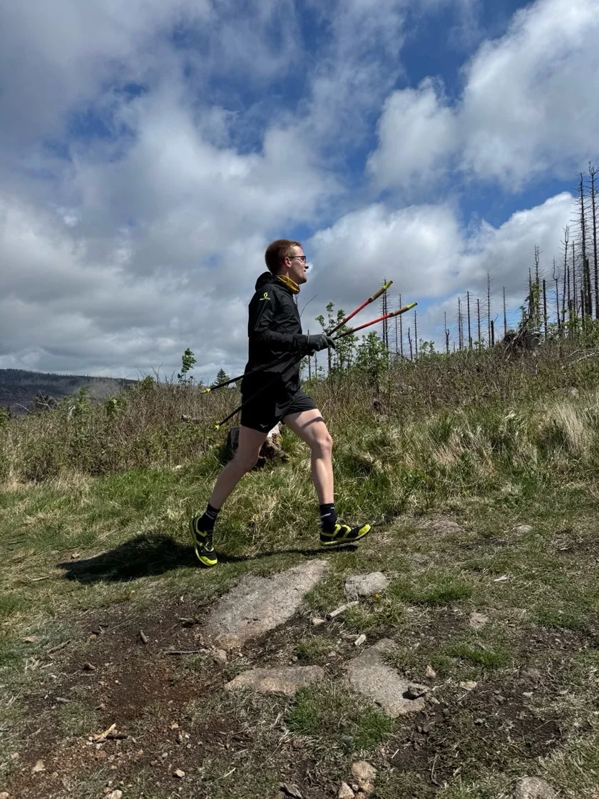 Läufer in Aktion beim Trailrunning | © Tom Engel