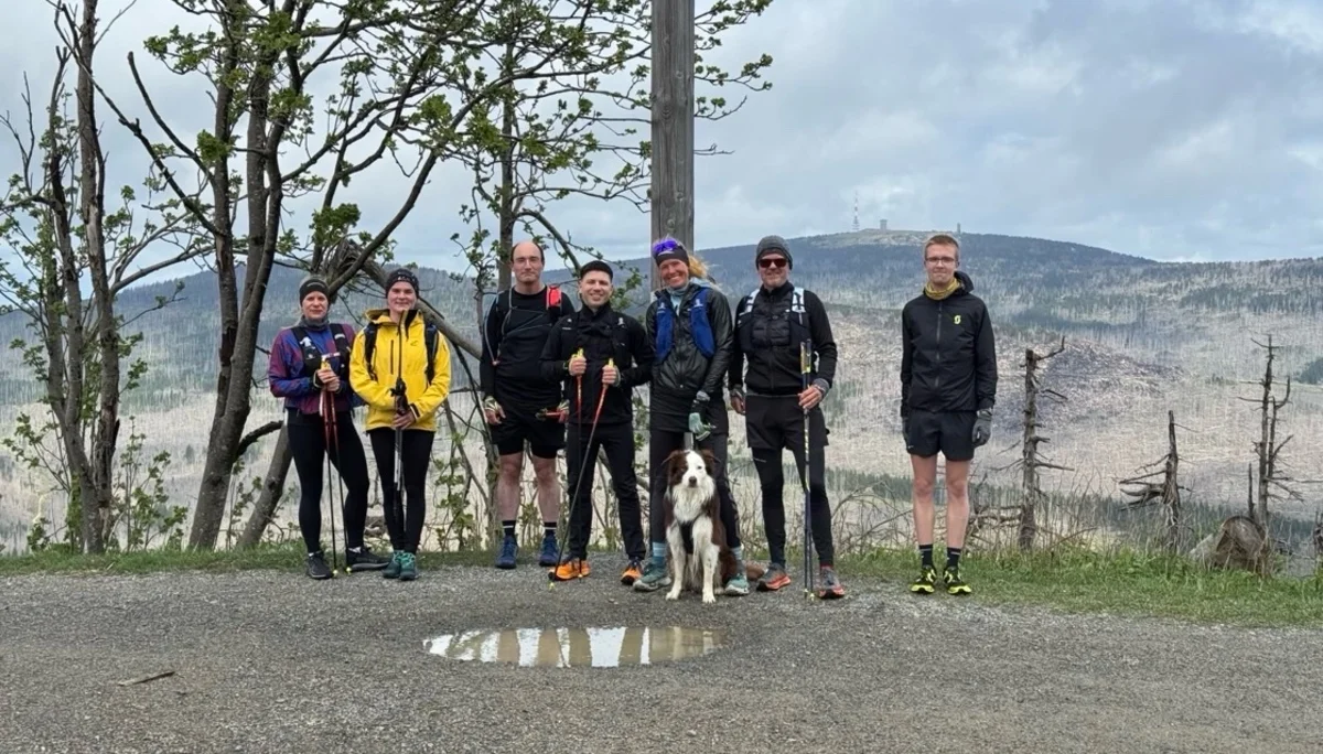 Gruppenfoto mit sieben Personen der Trailrunninggruppe und ein Hund | © Tom Engel
