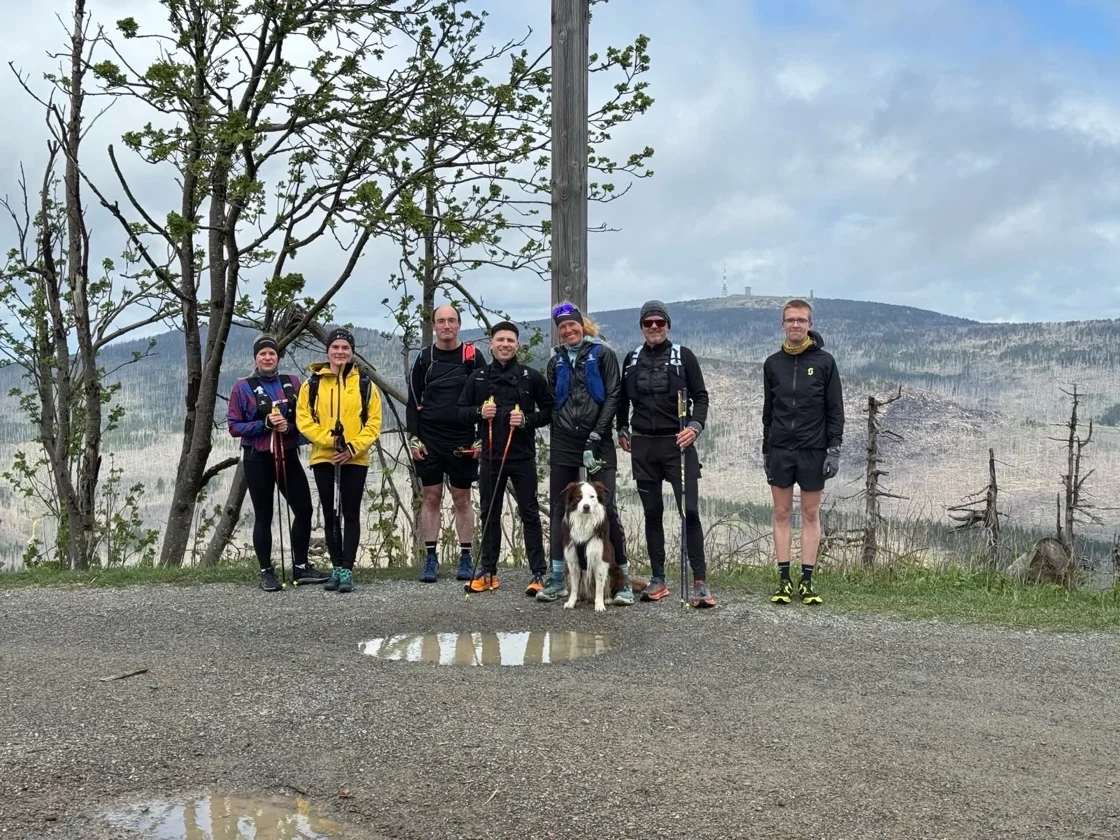 Gruppenfoto mit sieben Personen der Trailrunninggruppe und ein Hund | © Tom Engel