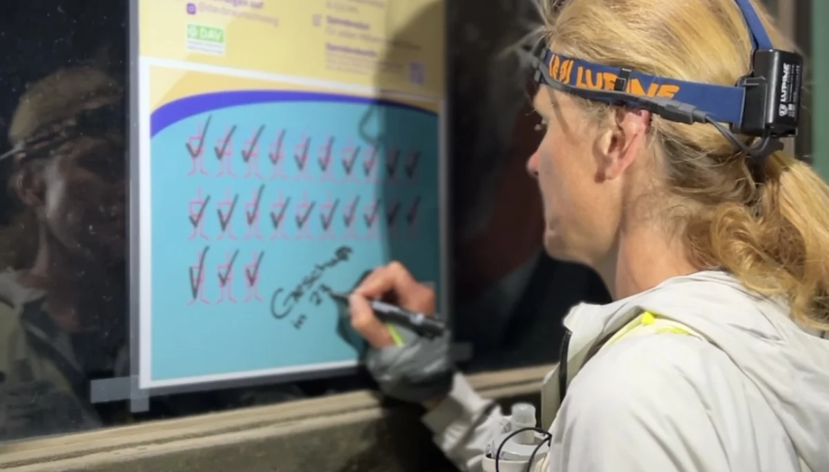 Geschafft - ein letztes Mal Abhaken mit Carmen | © Jana Weinert