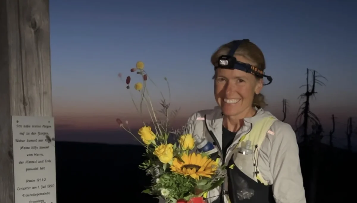 Geschafft - Erschöpfung am Gipfel mit Carmen | © Jana Weinert