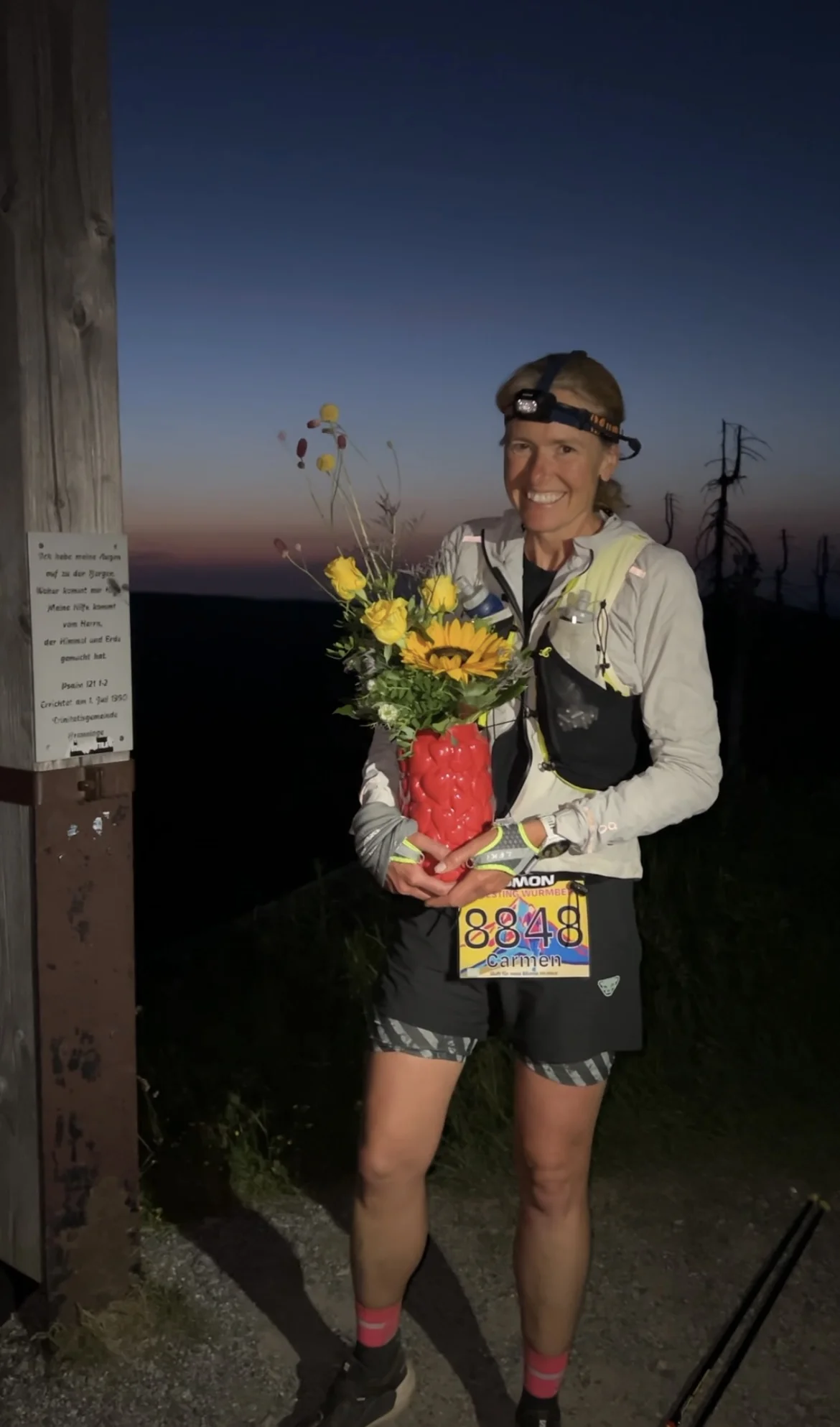 Geschafft - Erschöpfung am Gipfel mit Carmen | © Jana Weinert