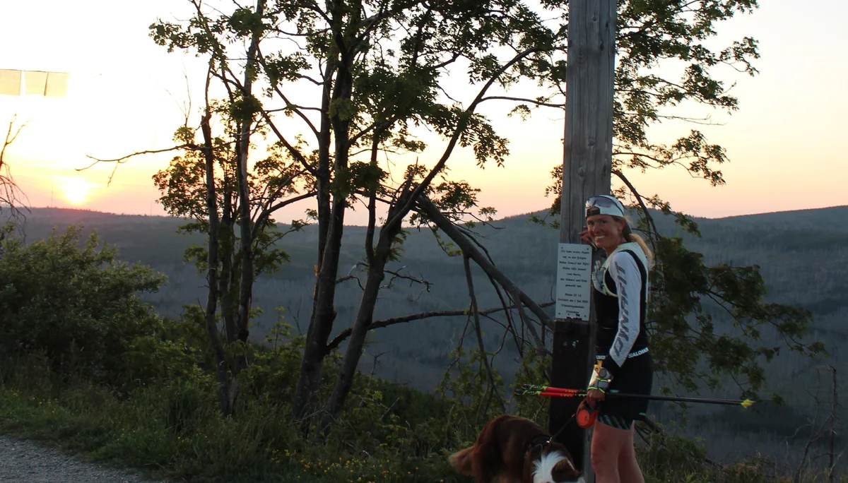 Carmen am Gipfel nach Sonnenuntergang | © David Mache