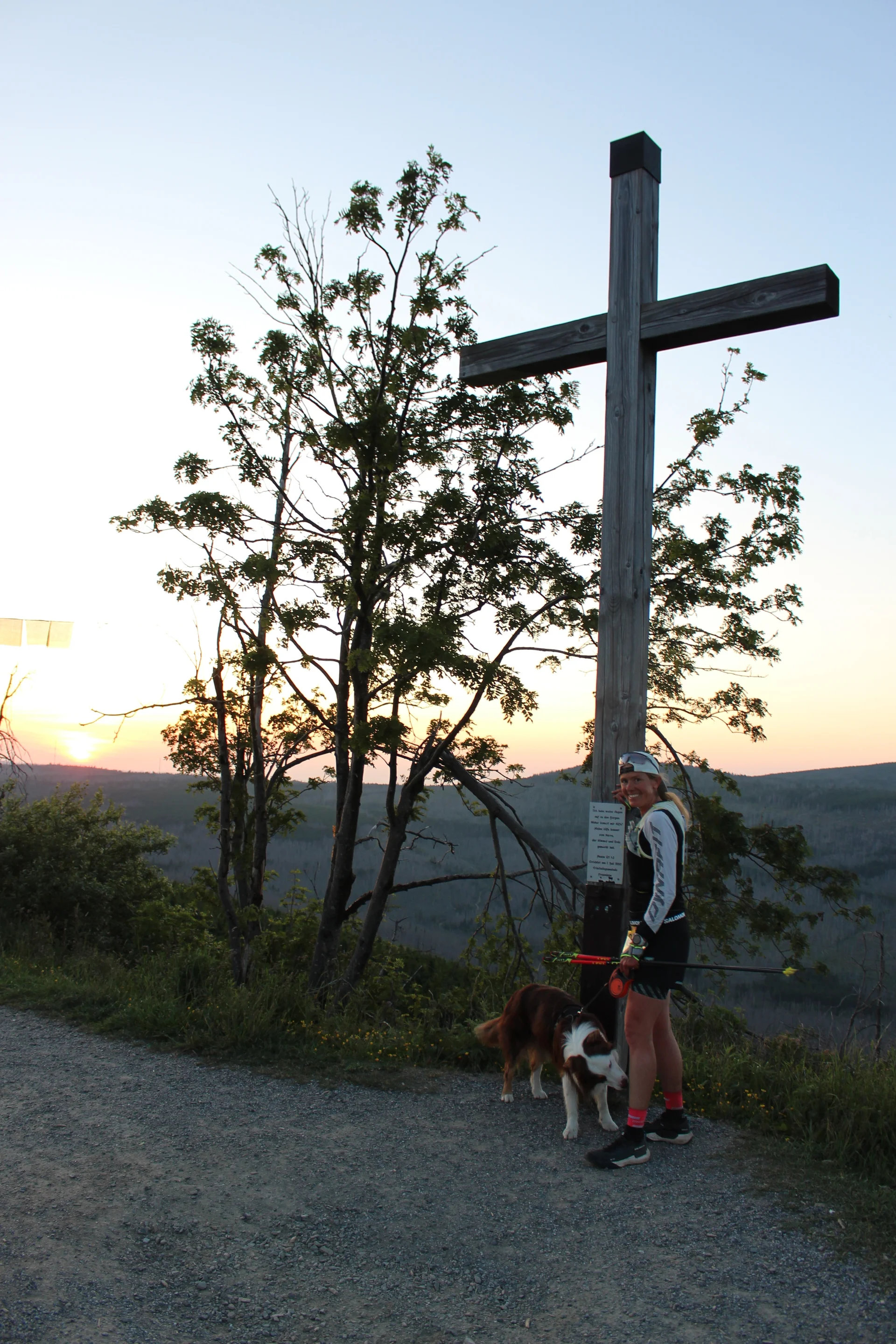 Carmen am Gipfel nach Sonnenuntergang | © David Mache