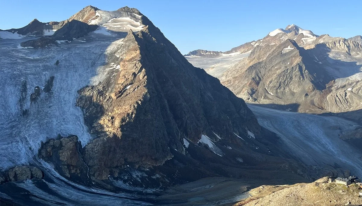 Braunschweiger Hütte vor dem, was von der einmaligen Gletscherwelt noch übrig ist. Vermutlich werden diese in 20 – 30 Jahren ganz verschwunden sein. | © Eva Lavon