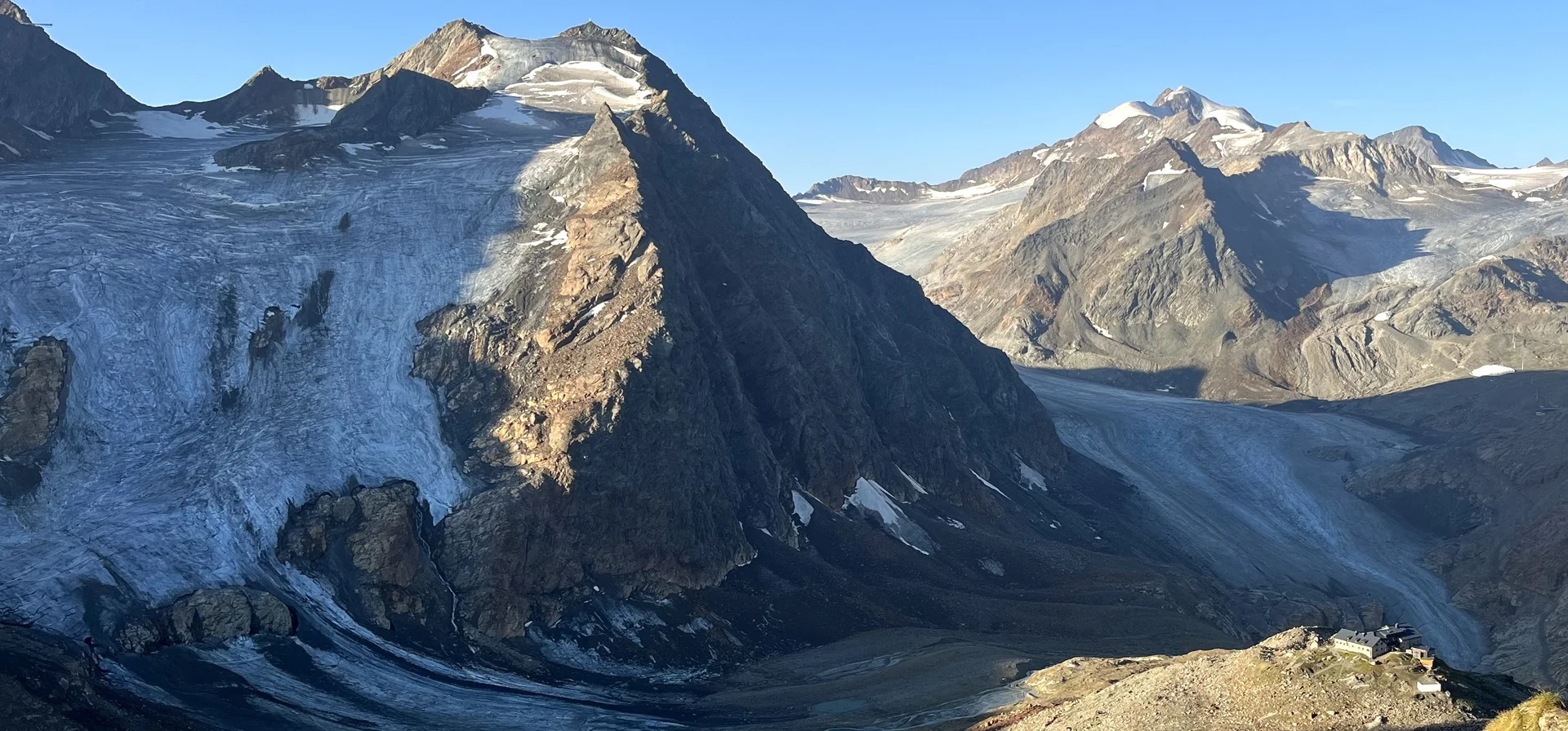 Braunschweiger Hütte vor dem, was von der einmaligen Gletscherwelt noch übrig ist. Vermutlich werden diese in 20 – 30 Jahren ganz verschwunden sein. | © Eva Lavon