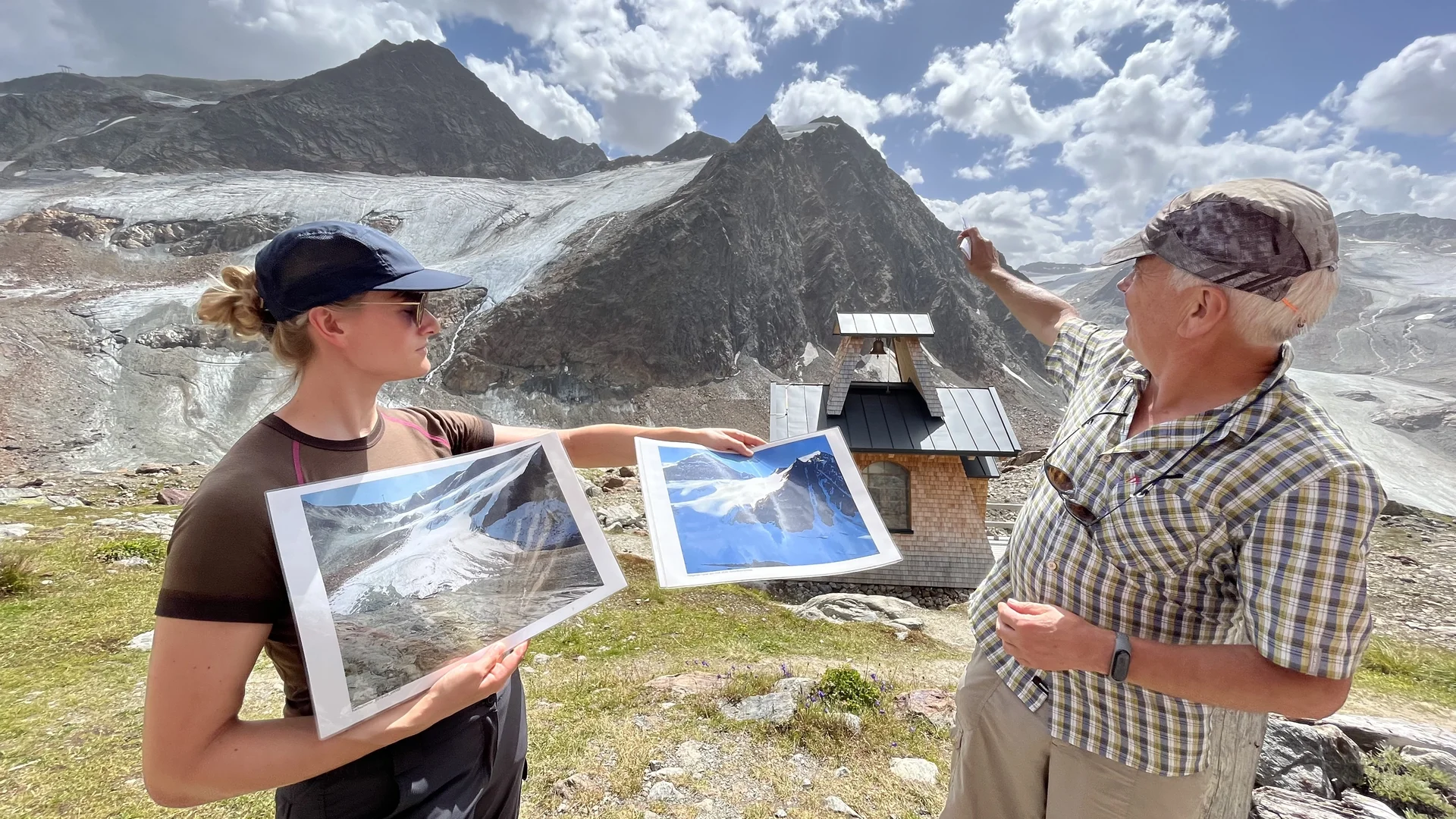 nn-Kristin Winkler vom WWF und Günter Gehrke, DAV Sektion Braunschweig, blicken von der Braunschweiger Hütte aus auf den Gletscher Hangender Ferner sowie den linken Fernerkogel, auf den eine Seilbahn gebaut werden soll. Vergleichsbilder zeigen deutlich, den dramatischen Rückgang des Gletschers, hier des Hangenden Ferners. | © Eva Lavon