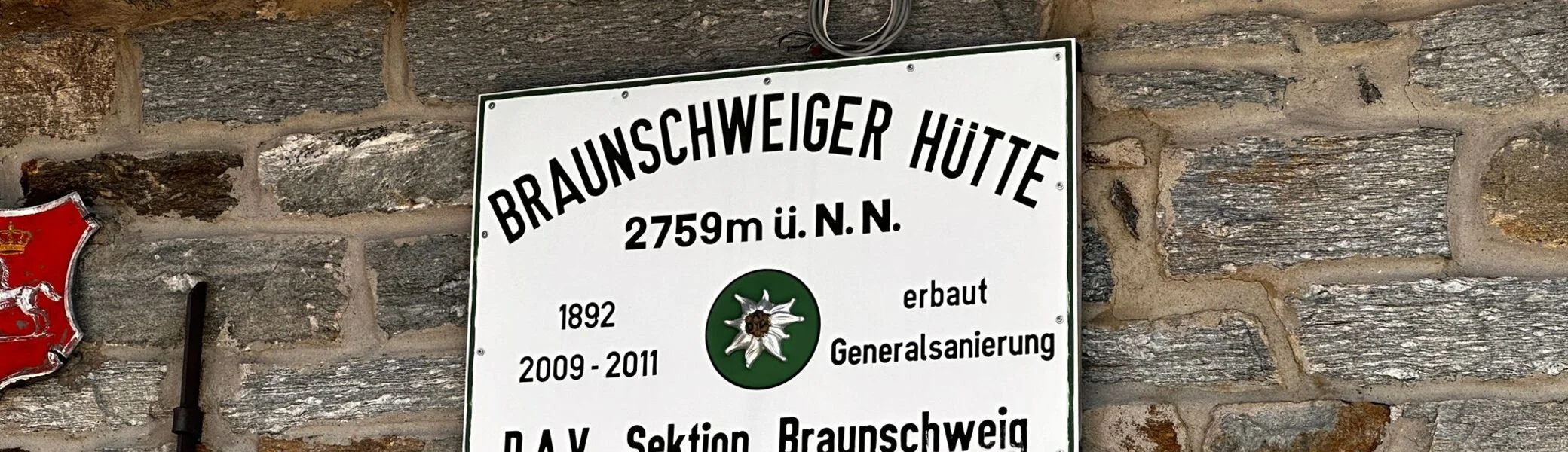 Schild am Eingang zur Braunschweiger Hütte | © Braunschweiger Hütte/Melanie Neurauter