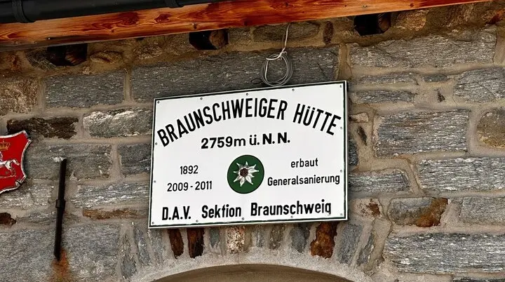 Schild am Eingang zur Braunschweiger Hütte | © Braunschweiger Hütte/Melanie Neurauter