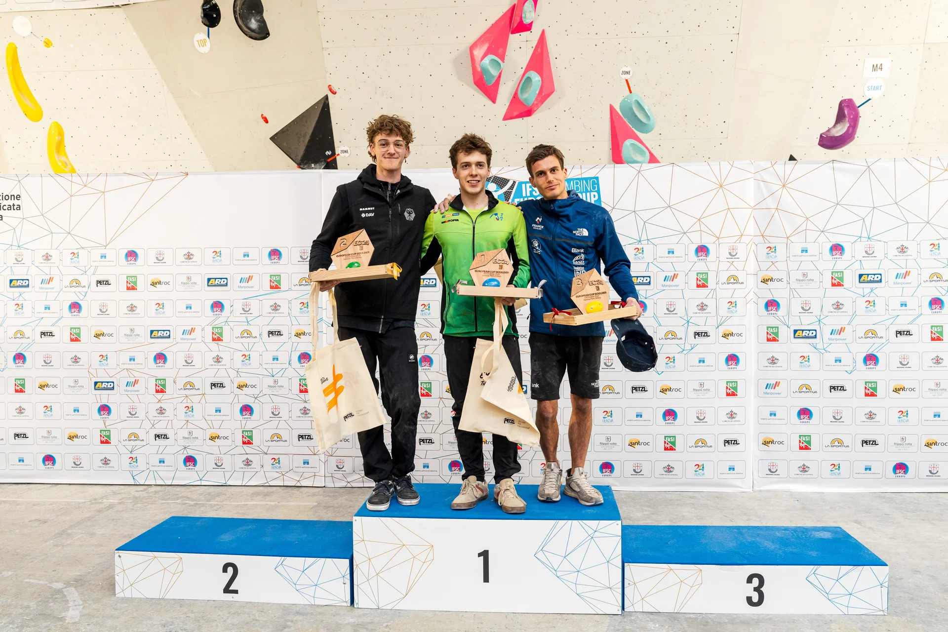 Siegerehrung Europacup Bouldern in Genua: Slav Kirov, Thorben Perry Bloem und Antoine Girard | © 241006_outThere_EBC_24_genova__DSC0325