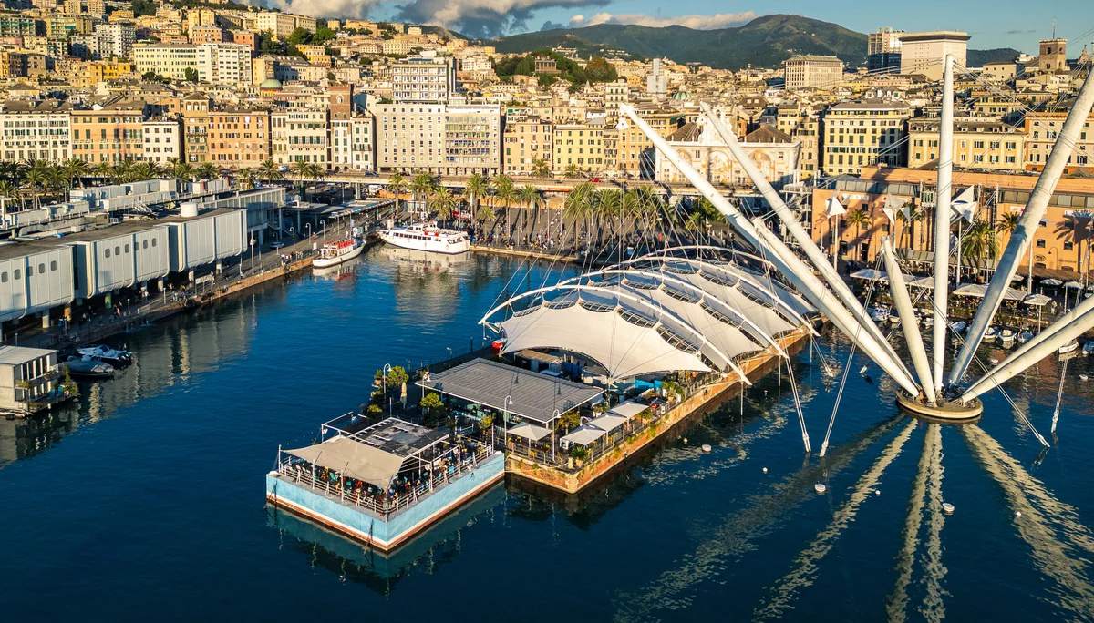 Wettkampf bedeutet auch immer Austausch und Gemeinsamkeit – hier Thorben im Gespräch mit Antoine Girard | © 241005_outThere_EBC_24_genova_DJI_0052