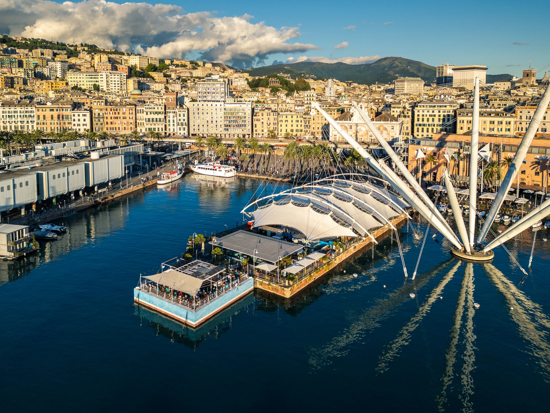 Wettkampf bedeutet auch immer Austausch und Gemeinsamkeit – hier Thorben im Gespräch mit Antoine Girard | © 241005_outThere_EBC_24_genova_DJI_0052