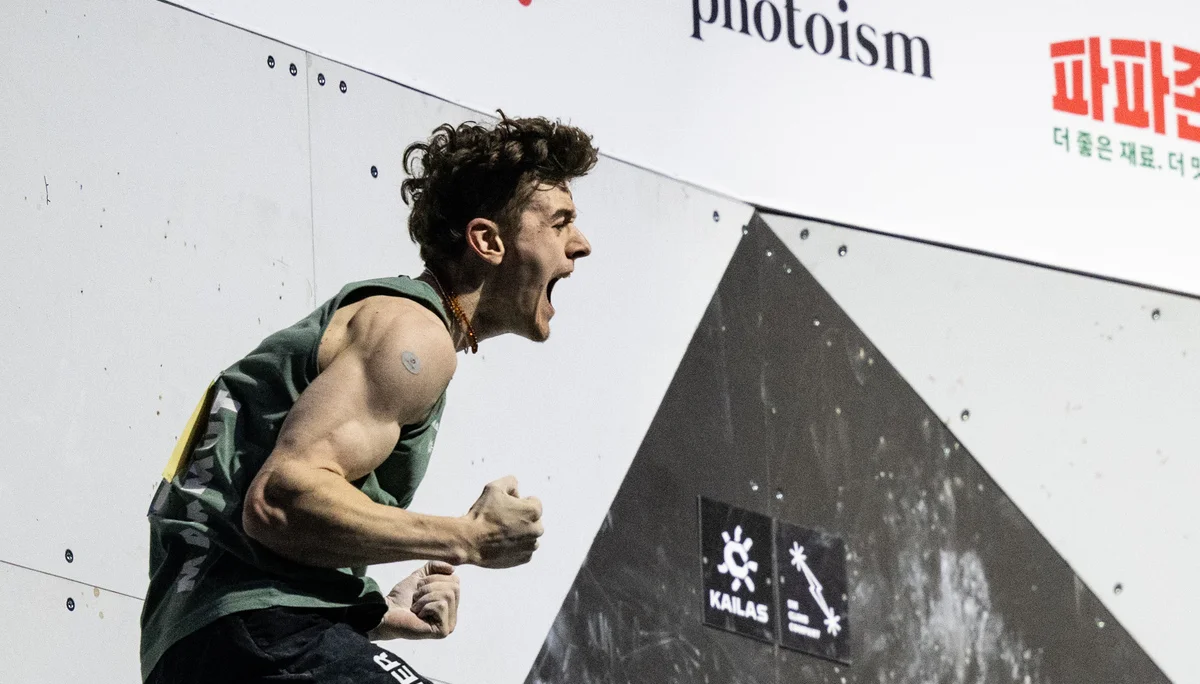 Thorben springt nach einem "getoppten" Boulder in Siegerpose von der Wand. | © Kazushige Nakajima/IFSC