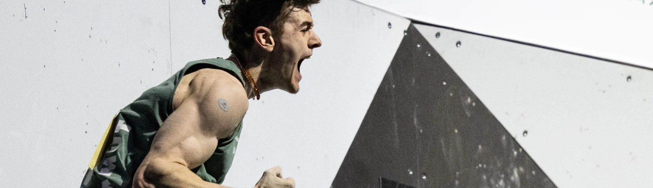 Thorben springt nach einem "getoppten" Boulder in Siegerpose von der Wand. | © Kazushige Nakajima/IFSC