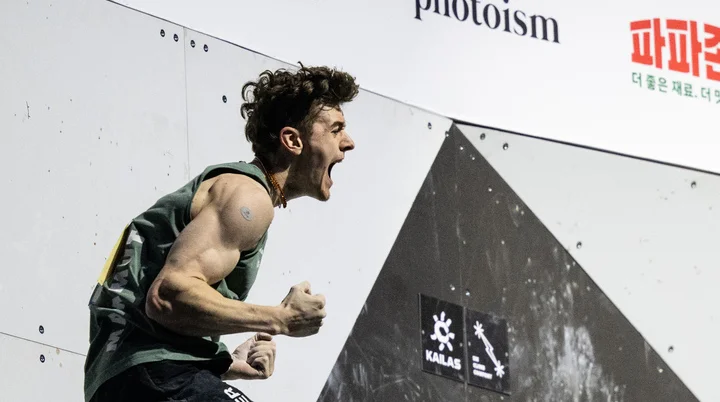 Thorben springt nach einem "getoppten" Boulder in Siegerpose von der Wand. | © Kazushige Nakajima/IFSC