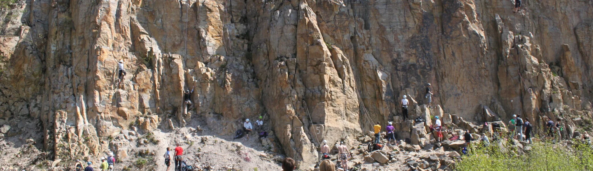Zwei Kletterer vor einer Wand im Steinbruch Schriesheim | © DAV/Steffen Reich