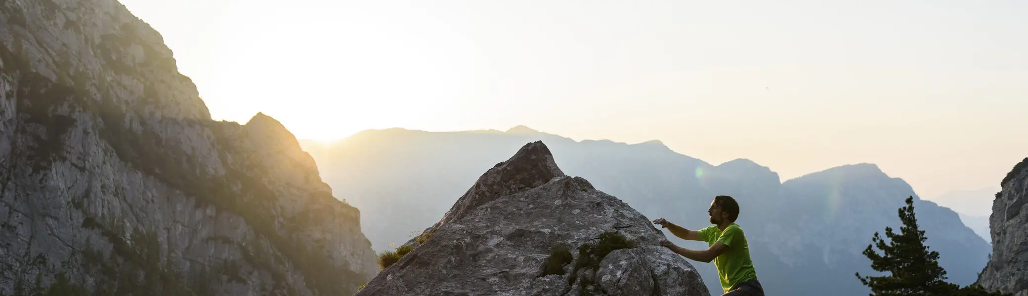 Ein Mann beim Bouldern am Fels. | © DAV/Wolfgang Ehn