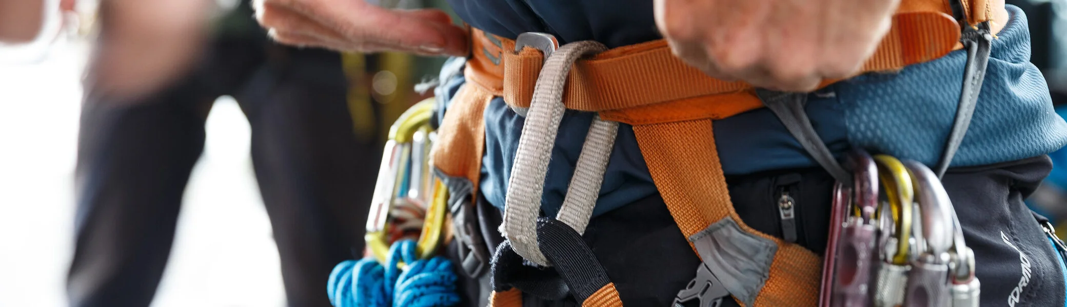 Ein Mann hat einen Klettergurt mit Karabinern um | © DAV/Marco Kost