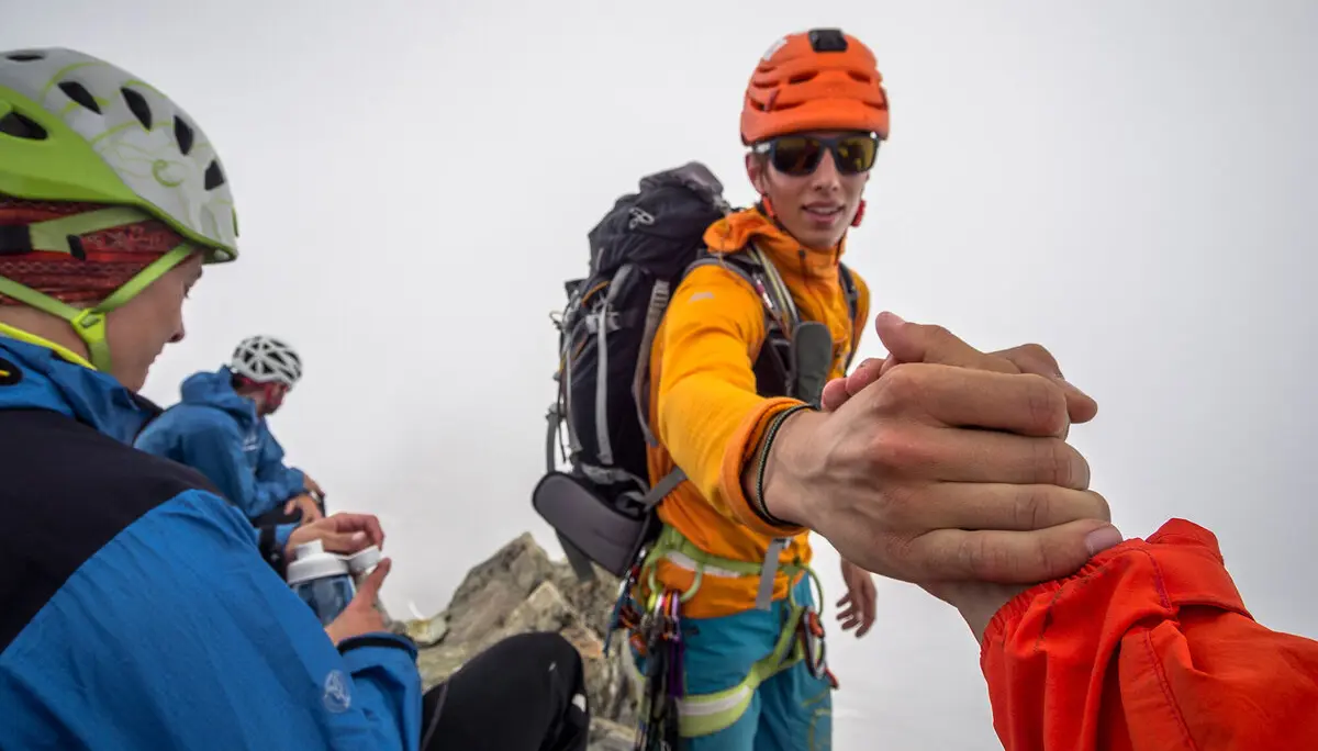 Freunde auf dem Berg: Gegenseitig Händereichen bei den letzten Metern | © DAV / Silvan Metz