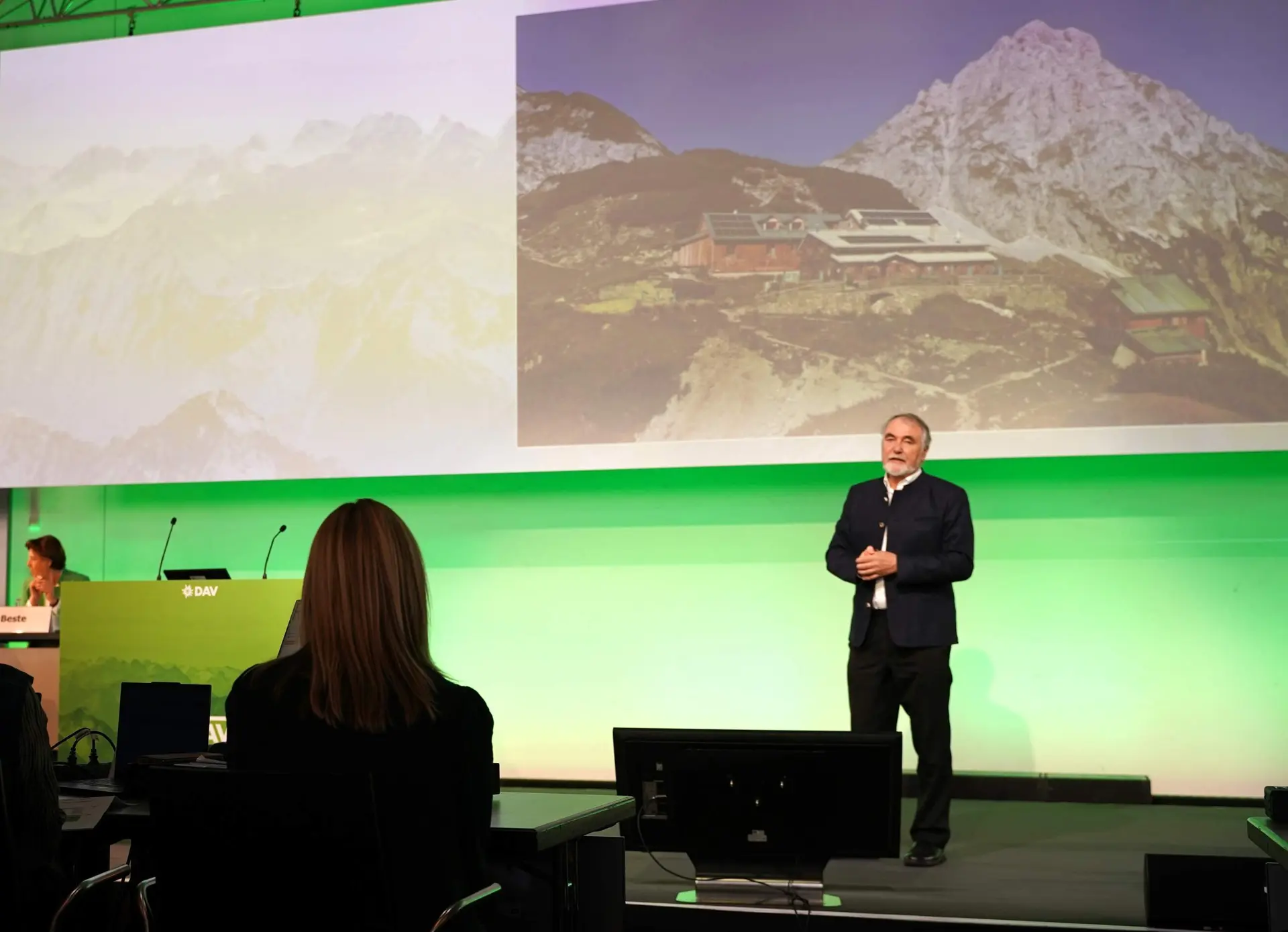 DAV-Präsident Roland Stierle eröffnete die außerordentliche Hauptversammlung. | © DAV / Julia Behl