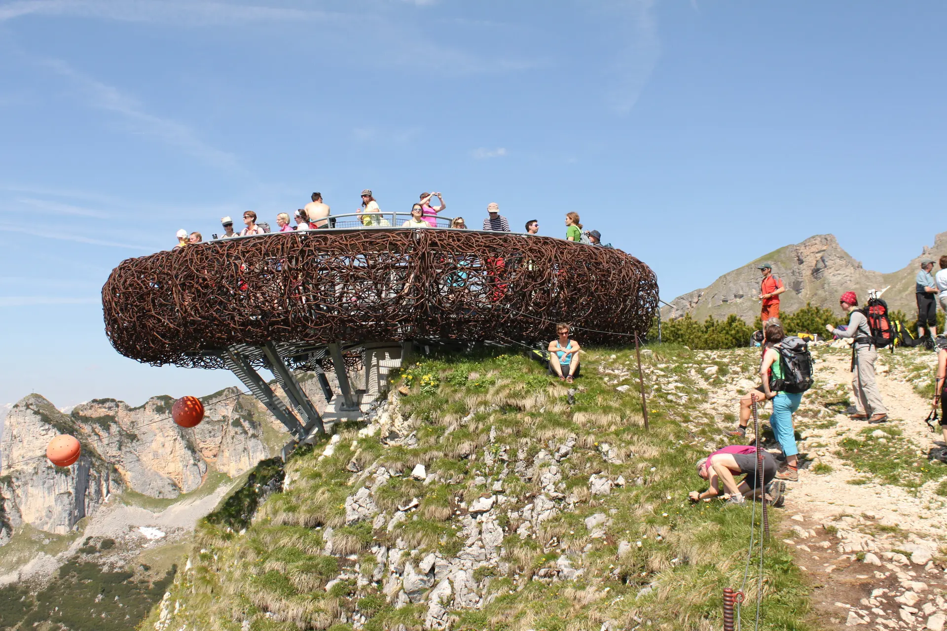 Auf dem 2.039 Meter hohen Gschöllkopf thront eine großzügige Aussichtplattform – sie sieht aus wie ein Adlerhorst | © DAV/Steffen Reich