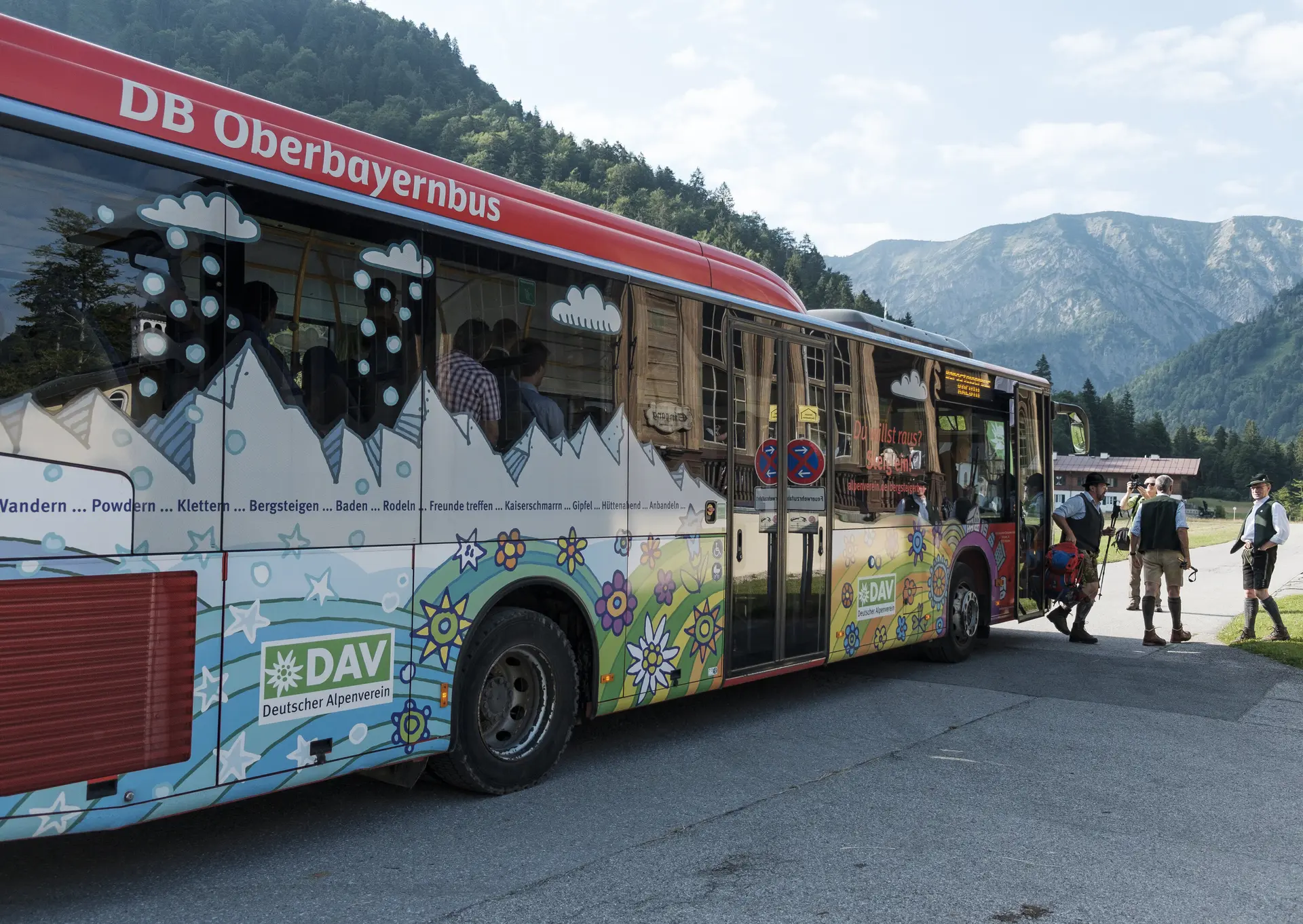 Menschen steigen in den Bergbus ein und nutzen somit das Angebot mit öffentlichen Verkehrsmitteln in die Alpen zu fahren | © DAV/Hans Herbig