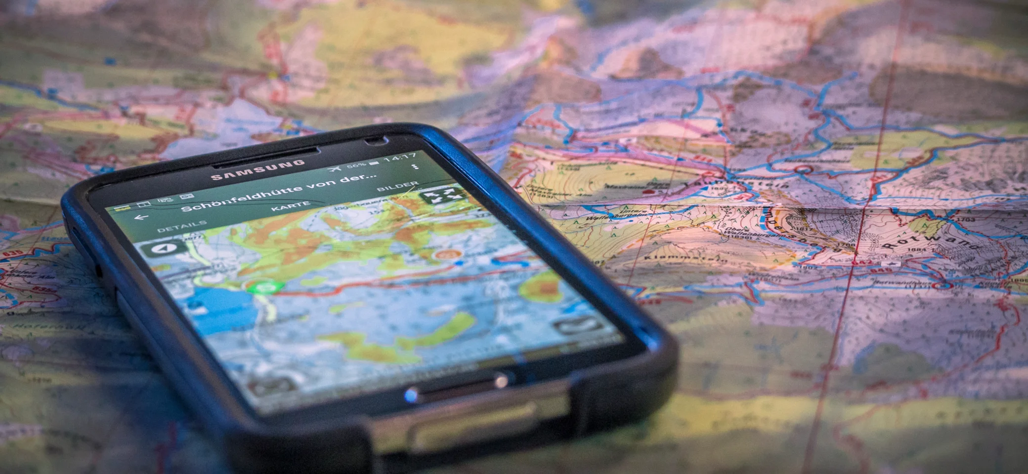 Digitale Wanderhelfer | © DAV /Silvan Metz Smartphone  - im Display eine Bergkarte | © DAV /Silvan Metz